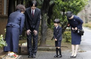 Japan's Prince Hisahito (2nd R), accompanied by his father Prince Akishino (2nd L) and mother Princess Kiko (R), is greeted upon arrival at Ochanomizu University's affiliated kindergarten for his graduation ceremony in Tokyo March 14, 2013.   REUTERS/Junji Kurokawa/Pool (JAPAN - Tags: ROYALS)
